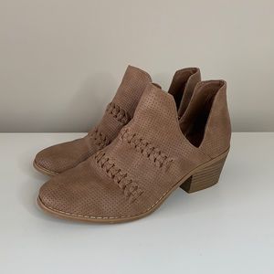 Universal tread brown notched ankle boots